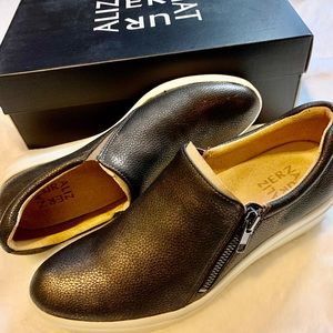 NWT Naturalizer Size 8 slip on casual shoe